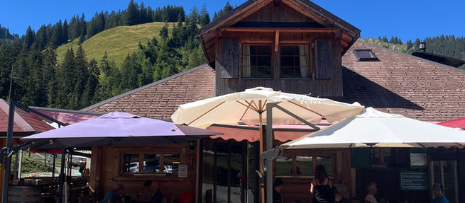 Après l’effort, le réconfort. Aujourd’hui (19.08.2020), visite de la buvette du Sattels, à 1375 m d’altitude au pied de la chaîne des Gastlosen à Jaun. Une valeur sûre de la région.