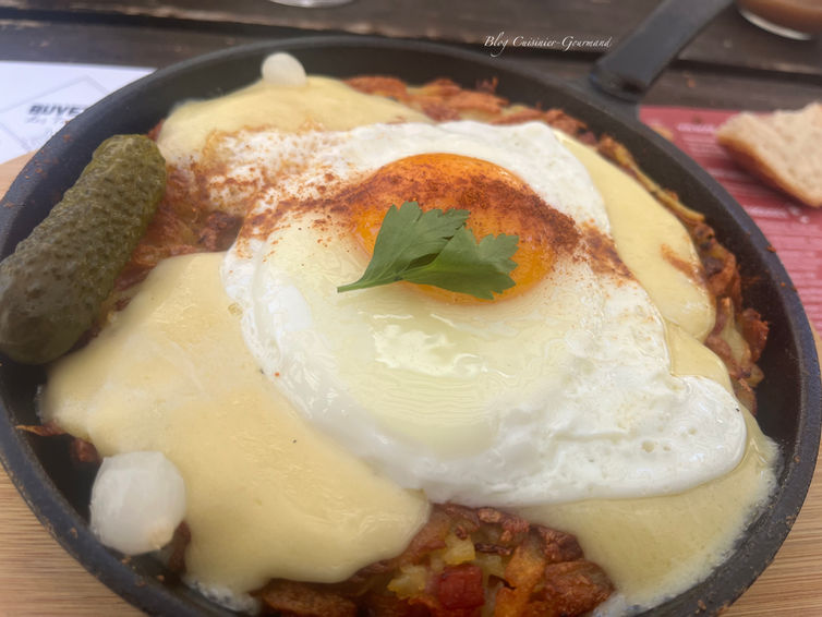 Sept buvettes visitées, sept röstis dégustés pour trouver le meilleur. Et le winner est : le rösti, lard, fromage et oeuf de la reine des röstis Anne Billand, de la buvette des Invuettes à Charmey.