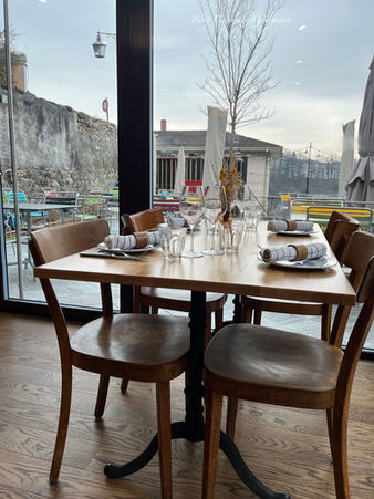 Une partie de la salle et la terrasse de La Pinte du Châtelard