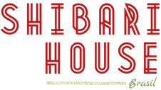 Logo da Shibari House Brasil escrito em vermelho com Brasil escrito em verde e corda dourada