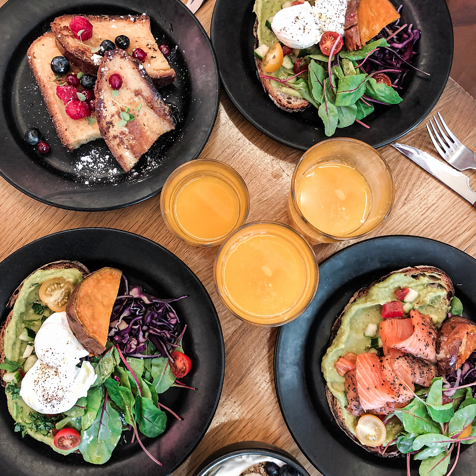 テーブルの上に料理とジュースが置いている