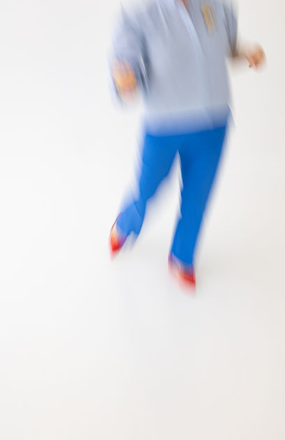 Business- und Personal Brand Fotografie für Frauen in Regensburg und München – Unternehmerin im Studio während eines strategischen Brand Journey Shootings mit Fotografin Michaela Heelemann.