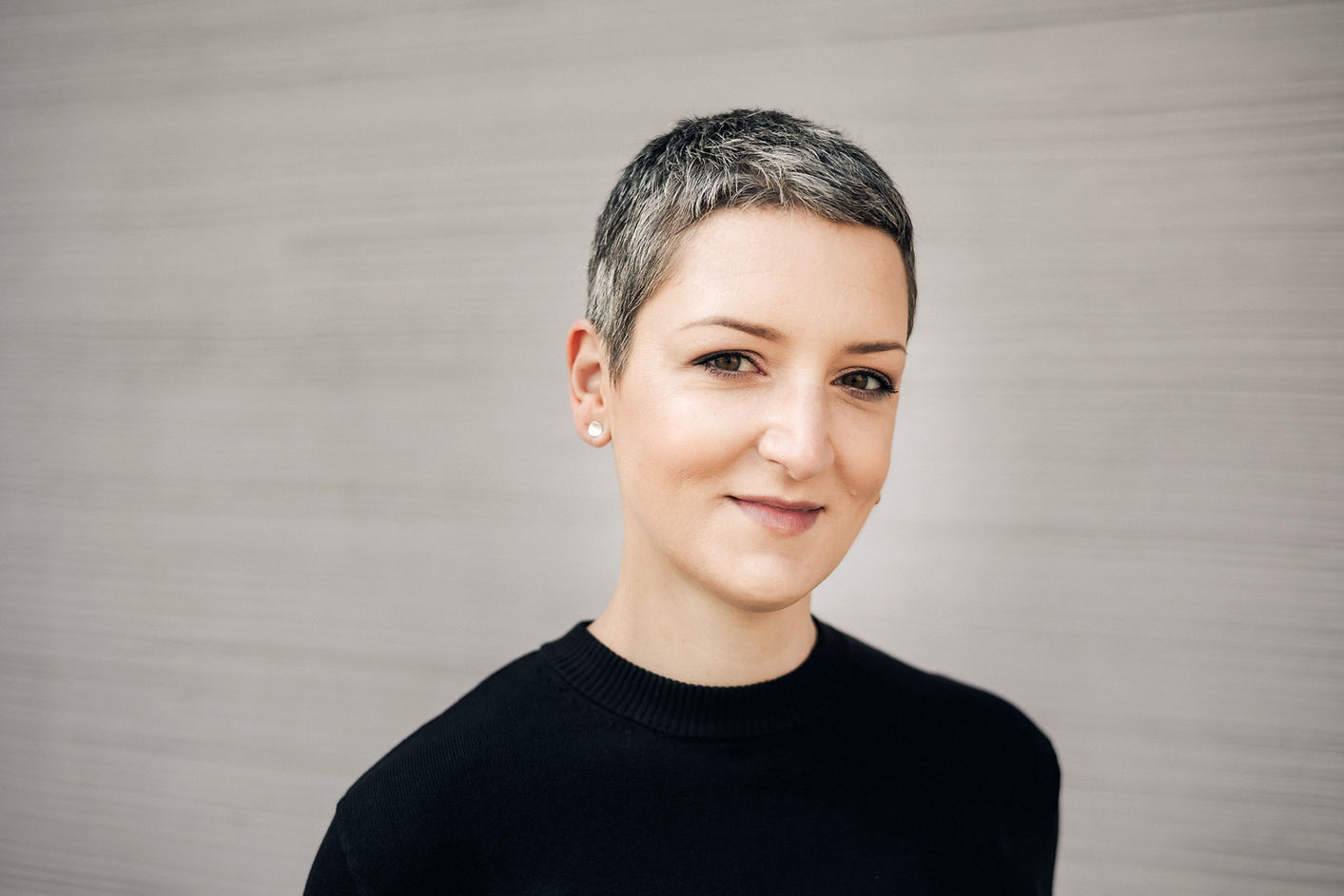 Business- und Personal Brand Fotografie für Frauen in Regensburg – Unternehmerin im Studio während eines Business Fotohootings.