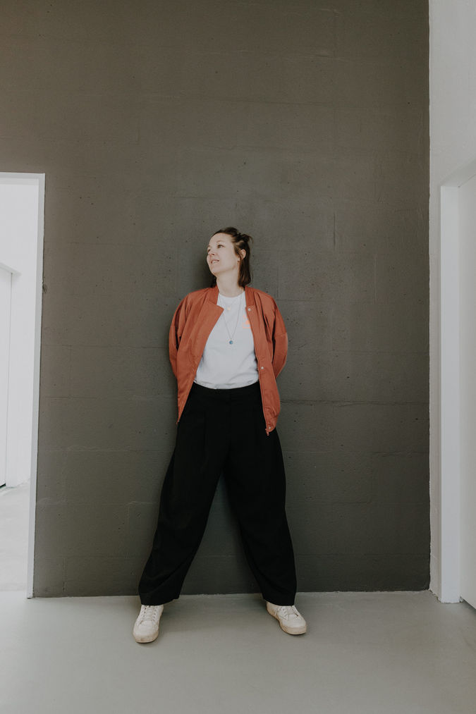 Michaela-Heelemann-Personal-Brand-Fotograf-Business- und Personal Brand Fotografie für Frauen in Regensburg und München – Unternehmerin im Studio während eines strategischen Brand Journey Shootings mit Fotografin Michaela Heelemann.