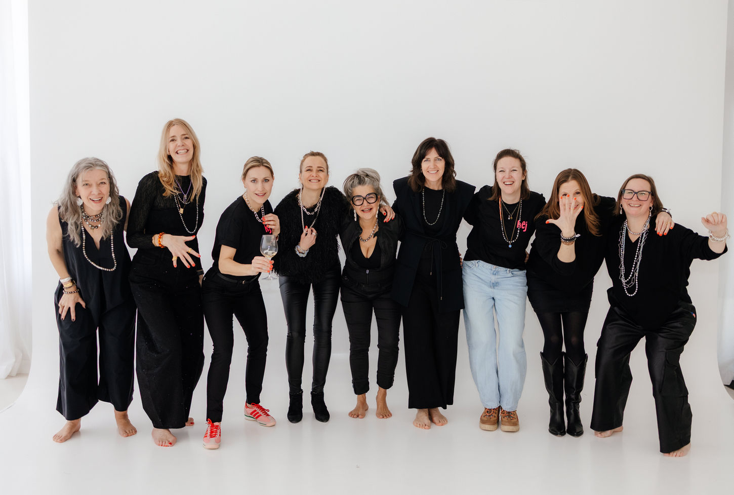 Business- und Personal Brand Fotografie für Frauen in Regensburg und München – Unternehmerin im Studio während eines strategischen Brand Journey Shootings mit Fotografin Michaela Heelemann.