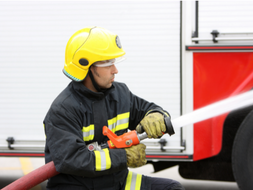 Autobus con studenti a bordo in fiamme, tempestivo l'intervento del conducente. Il mezzo completamente distrutto