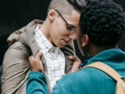 Rissa davanti un istituto scolastico di Pavia, denunciati 3 minorenni. Indagini in corso