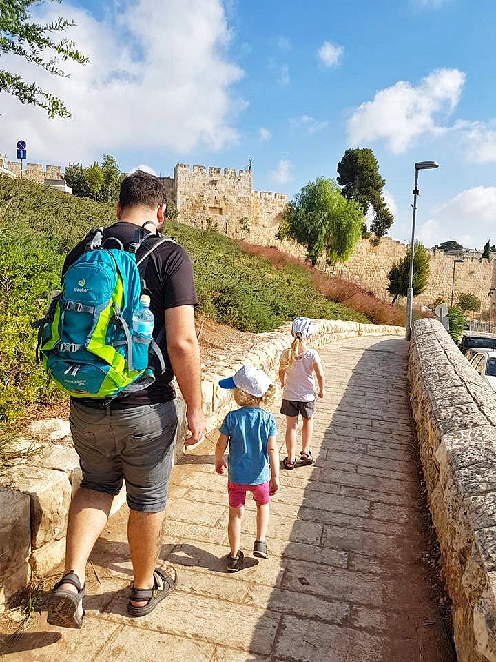 הליכת בוקר לצד חומות העיר העתיקה