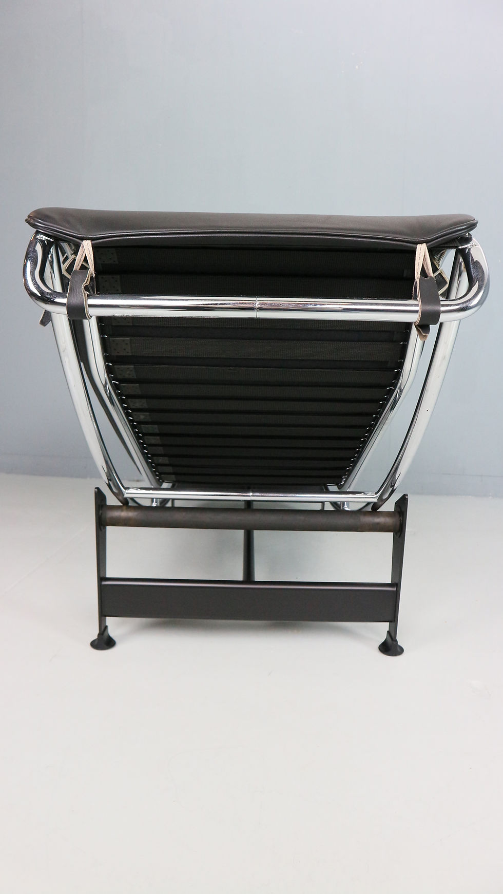 Thumbnail: black leather LC4 chaise longue by Le Corbusier for Cassina, 1980s