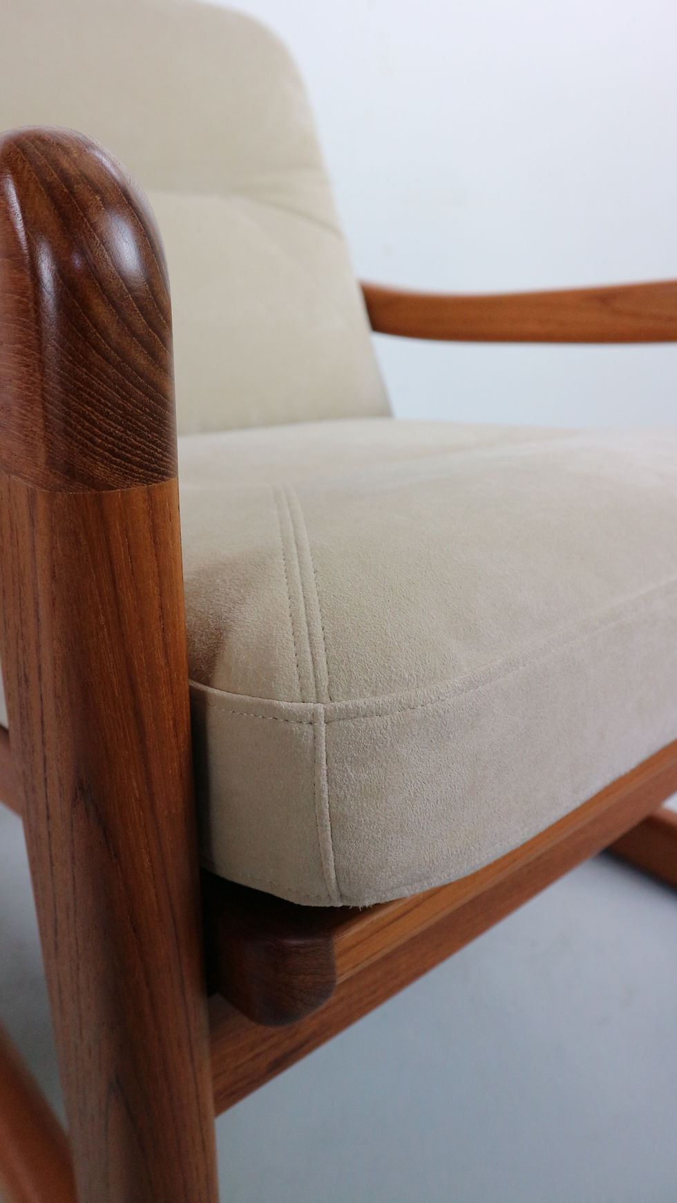 Thumbnail: Teak Danish Armchair Poul Jeppensen, Holstebro Möbelfabrik, creme alcantara.