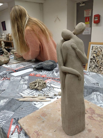 Ateliers de Sculpture avec Isabelle Esnult Participez aux ateliers de sculpture sur terre les week-ends avec Isabelle Esnult. Ces stages, proposés par Fontaine Laborde à Anglet, sont parfaits pour les adultes et adolescents désireux de découvrir ou perfectionner l'art de la sculpture au Centre Culturel El Hogar.