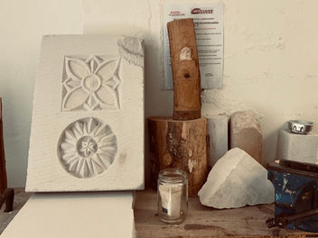 Explorez l'Art à Anglet !
Découvrez les ateliers de peinture, techniques mixtes, sculpture sur bois et pierre, modelage terre, papier mâché, et dessin artistique proposés par l'association Fontaine Laborde au Centre Culturel Villa El Hogar. Un lieu idéal pour exprimer votre créativité au Pays Basque !