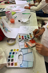Arts Plastiques pour Enfants à Anglet Rachel Loeffler propose des stages d'arts plastiques pour enfants, incluant les mercredis pendant les vacances scolaires à Anglet. Rejoignez-nous au Centre Culturel Villa El Hogar pour des ateliers créatifs où vos enfants pourront explorer, créer et s'exprimer artistiquement.