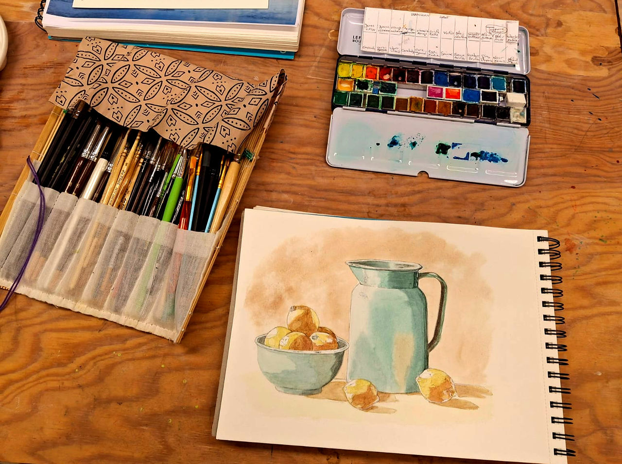 Les secrets d’une nature morte réussie : lumière, tonalités et équilibre Un pas à pas pour comprendre comment structurer une composition et jouer avec les gammes de gris et de couleurs.