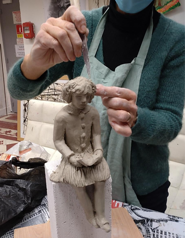 Stages de Modelage Terre à Anglet Initiez-vous à la sculpture sur terre avec Isabelle Esnult les week-ends à Anglet. Ces stages, destinés aux adultes et adolescents, sont organisés par l'association Fontaine Laborde au Centre Culturel El Hogar, offrant une expérience artistique enrichissante.