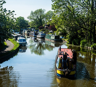 A narrow boat on the Lancaster canal at Garstang, Lancashire, UK.jpg