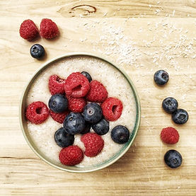 Kokos-Porridge mit Beeren