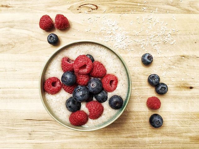 Kokos-Porridge mit Beeren