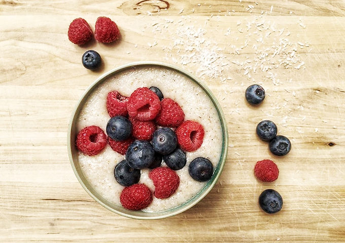 Kokos-Porridge mit Beeren