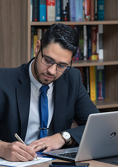 resaons-to-hire-a-lawyer.jpg