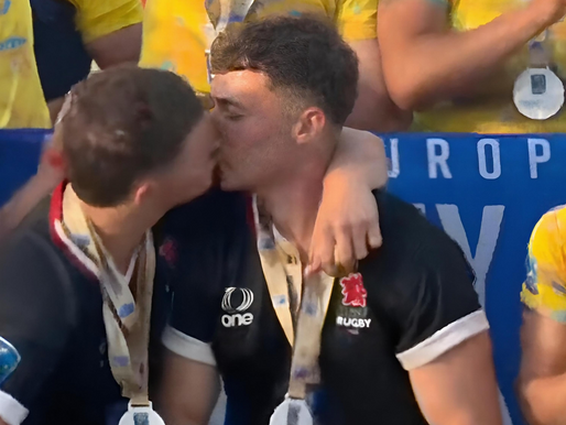 Pocałunek dwóch szwajcarskich rugbystów podczas dekoracji podbił internet.