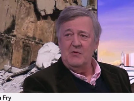 Stephen Fry ostrzega przed faszyzmem: „Nad światem zapada mroczny cień”