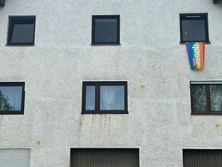 Atak petardami i jajkami na dom w Górnej Frankonii. Policja bada możliwy motyw nienawiści