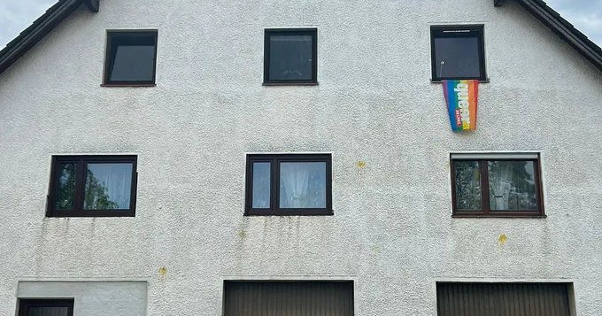 Atak petardami i jajkami na dom w Górnej Frankonii. Policja bada możliwy motyw nienawiści