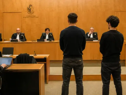 Dwóch młodych mężczyzn jest podejrzanych o napadanie i obrabowanie mężczyzn homoseksualnych.