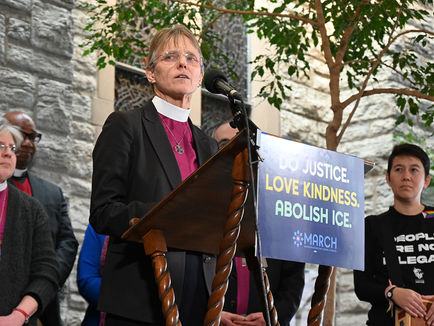 Biskupka Mariann Budde: „Miłość bliźniego nie jest opcjonalna” — duchowni nasilają sprzeciw wobec masowych deportacji