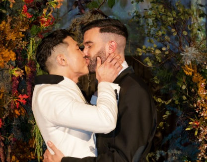 Joel Kim Booster wziął ślub z Johnem Michaelem Sudsiną. „Czuję się jak w komedii romantycznej”