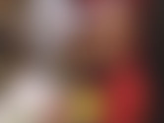 Ujawniona narciarka zdobywa olimpijskie złoto i świętuje pocałunkiem z swoją dziewczynę.