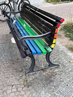 Tęczowa ławka w Berlinie zdewastowana