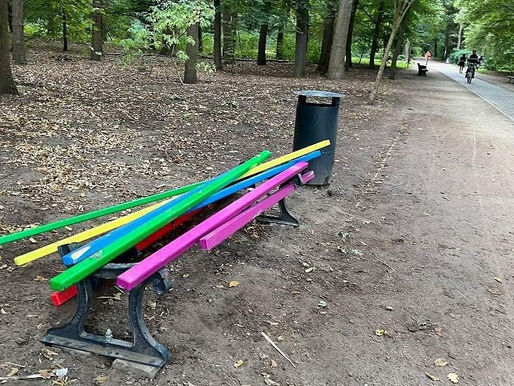 Tęczowa ławka w berlińskim Tiergarten zdewastowana. Policja bada możliwy motyw homofobiczny