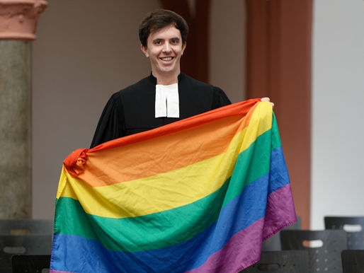 Queerowy pastor z Kolonii otrzymuje groźby po imprezie z drag queens w kościele