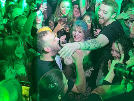 Lider Partii Zielonych Zack Polański imprezuje ze swoimi zwolennikami w londyńskim barze dla gejów, w którym kiedyś pracował