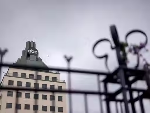 ABC oskarża FCC o polityczny nacisk. Spór może przerodzić się w precedensową batalię o wolność słowa