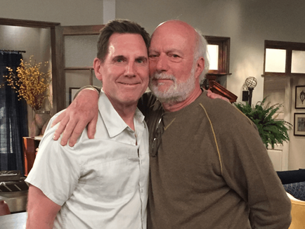 James Burrows nie żyje. Reżyser, który zmienił sitcom i sposób, w jaki telewizja pokazywała osoby LGBTQ+