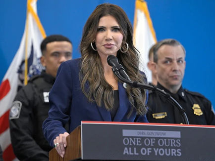 „Jeden z naszych, wszyscy wasi” – na konferencji występuje Kristi Noem, sekretarz bezpieczeństwa USA.