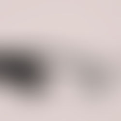 Twee handen, één donker en één licht, raken elkaar zacht aan – een symbool voor de verbinding en balans tussen yin en yang