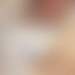 Traditionele Chinese geneeskunde met kruiden, glazen potjes en een oud manuscript – symbolen van de eeuwenoude kennis achter meridianen.