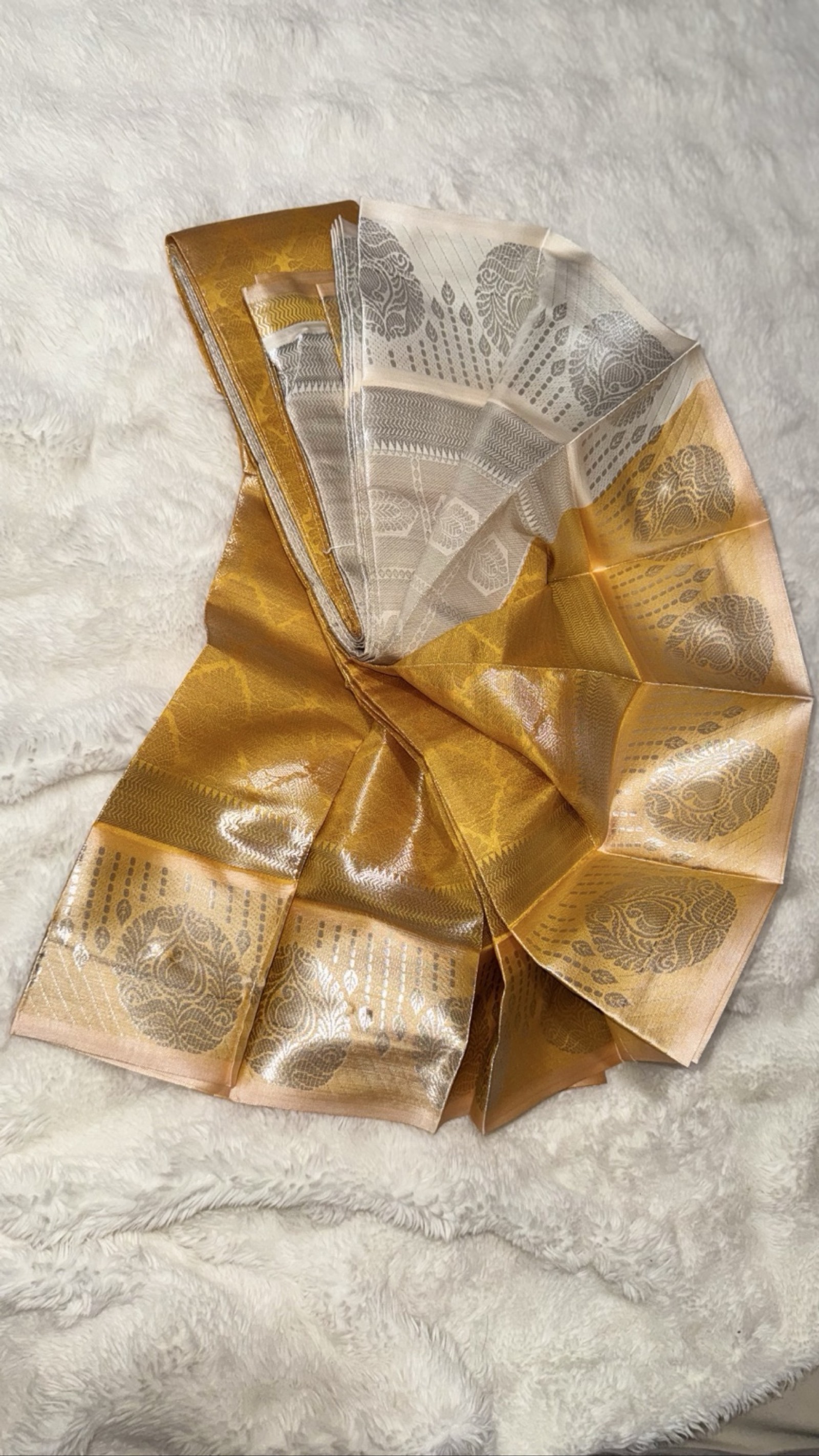 Sari traditionnel indien en soie jaune et doré