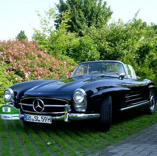 Schwarzer Mercedes-Benz 300 SL Roadster beim Einbecker Oldtimertage