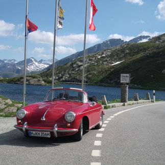 Roter Porsche 356 Cabriolet am Bergsee