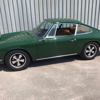 Dunkelgrüner Porsche 911