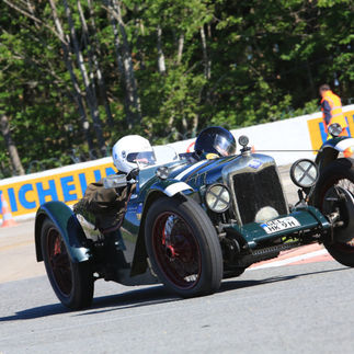Grüner Oldtimer beim Rennen