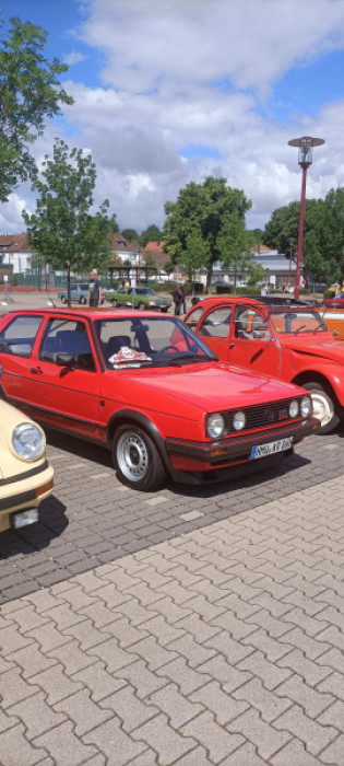Rote VW Golf GTI und andere Autos