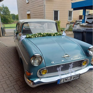 Hochzeitsauto: Dekorierter Opel Kapitän