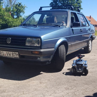 Blauer VW Jetta mit Dachgepäckträger