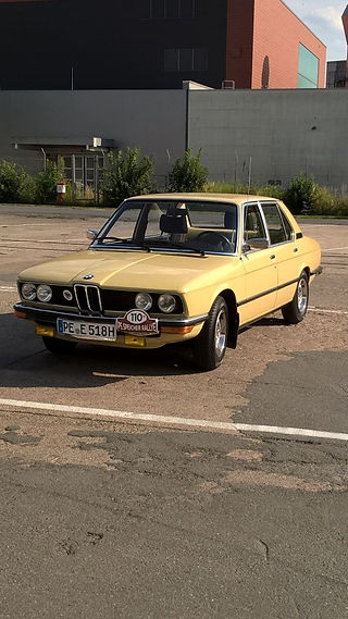 Gelber BMW 5er auf dem Parkplatz